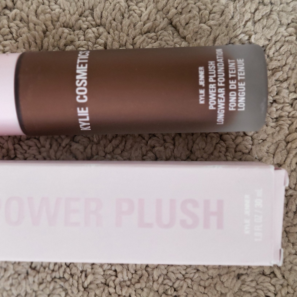 Kylie Cosmetics Power Plush Longwear Foundation - Brown